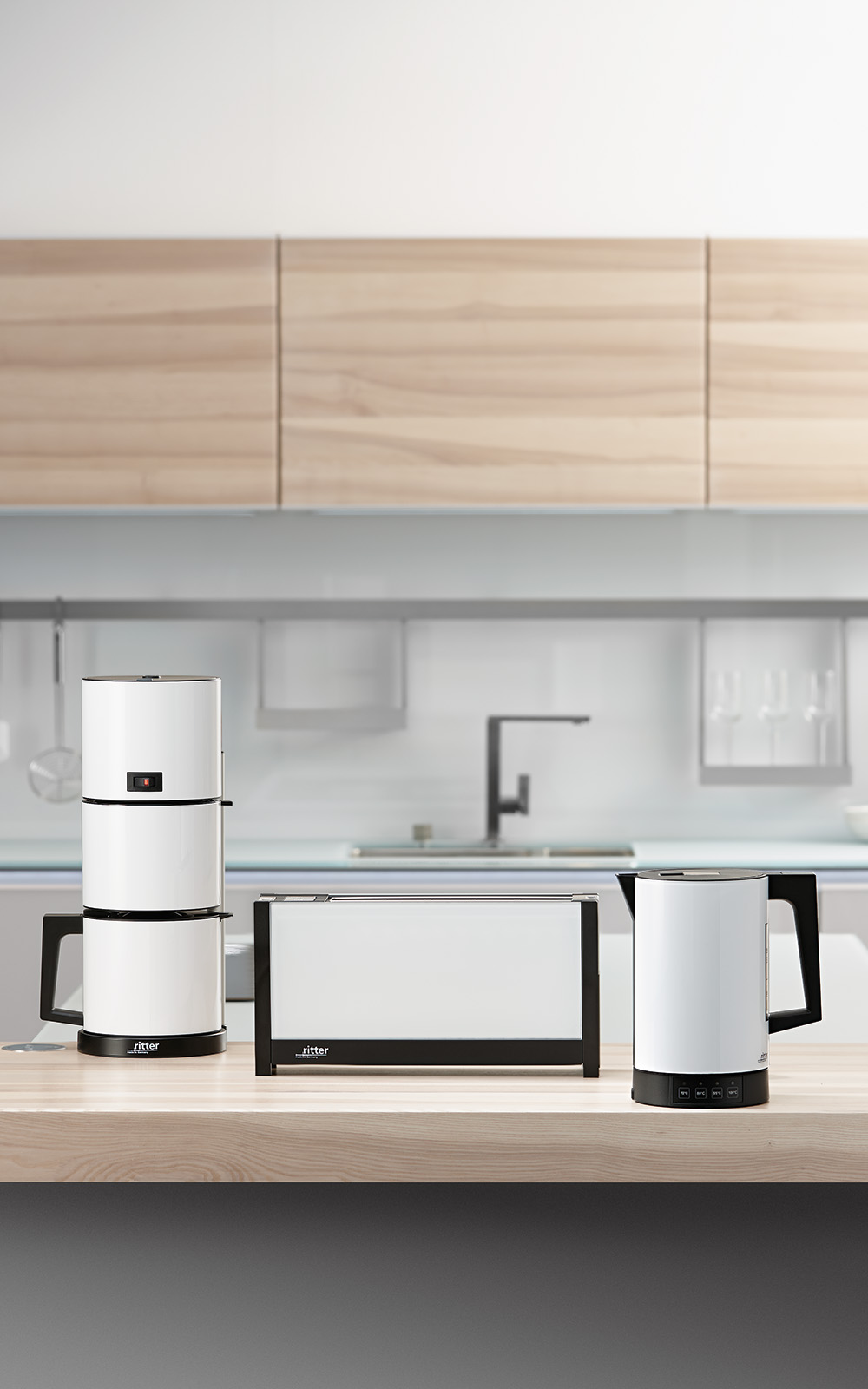 Ein Bild des weißen Wasserkochers, des weißen Toasters und der weißen Kaffeemaschine, die in einer Küche neben einander stehen. Ein Bild des weißen Wasserkochers, des weißen Toasters und der weißen Kaffeemaschine, die in einer Küche neben einander stehen.