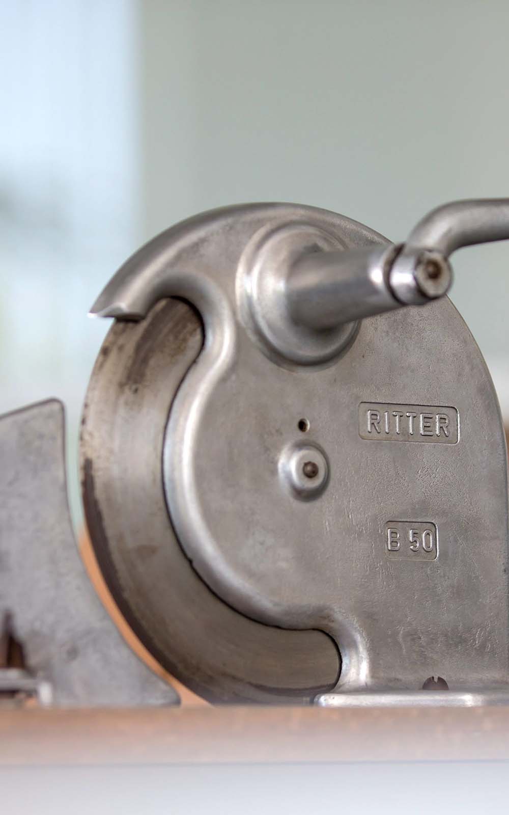 Ein Bild eines alten, manuellen Allesschneiders. Ein Bild eines alten, manuellen Allesschneiders.