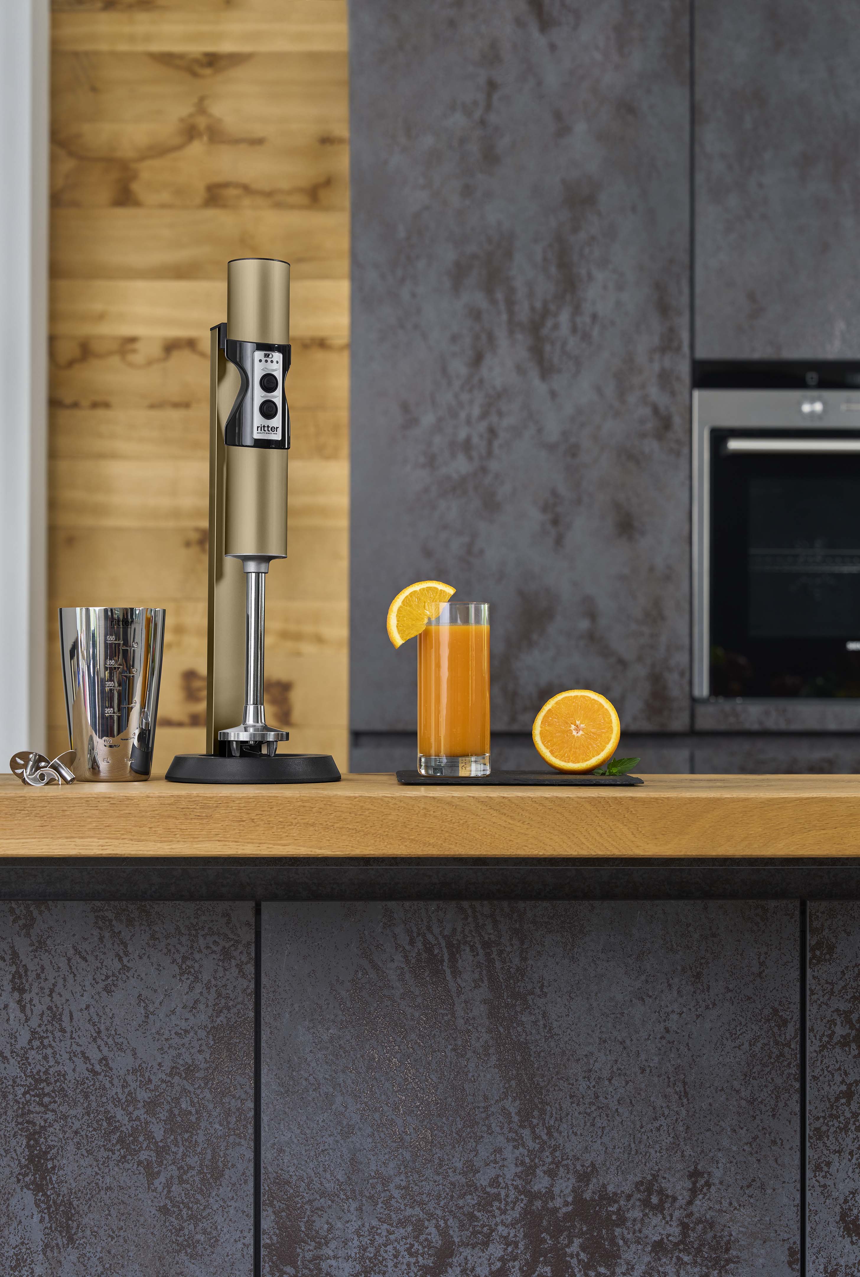 Elektrischer Stabmixer in moderner Küche