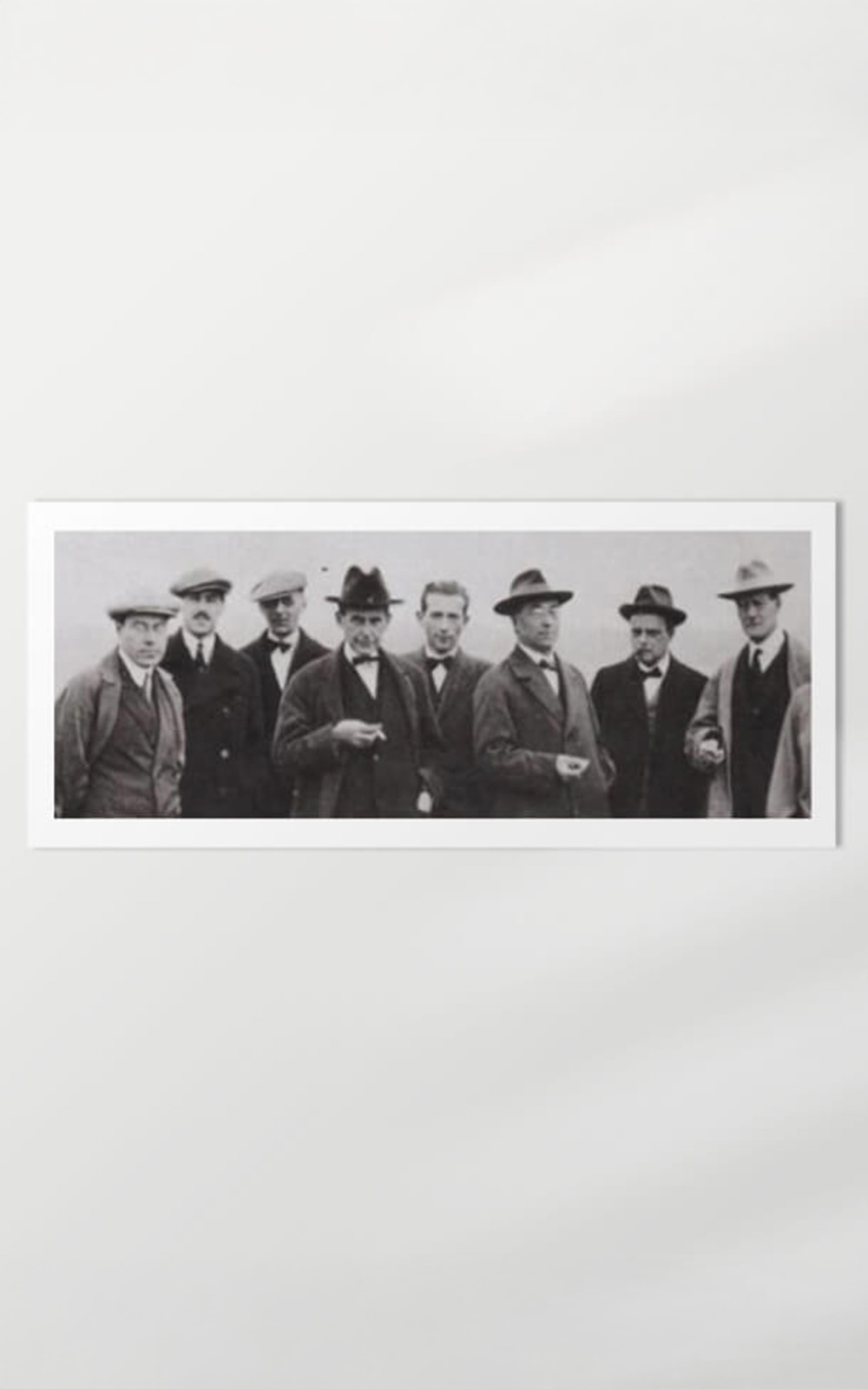 Ein schwarzweißes Bild einer 8-köpfigen Männergruppe. Ein schwarzweißes Bild einer 8-köpfigen Männergruppe.