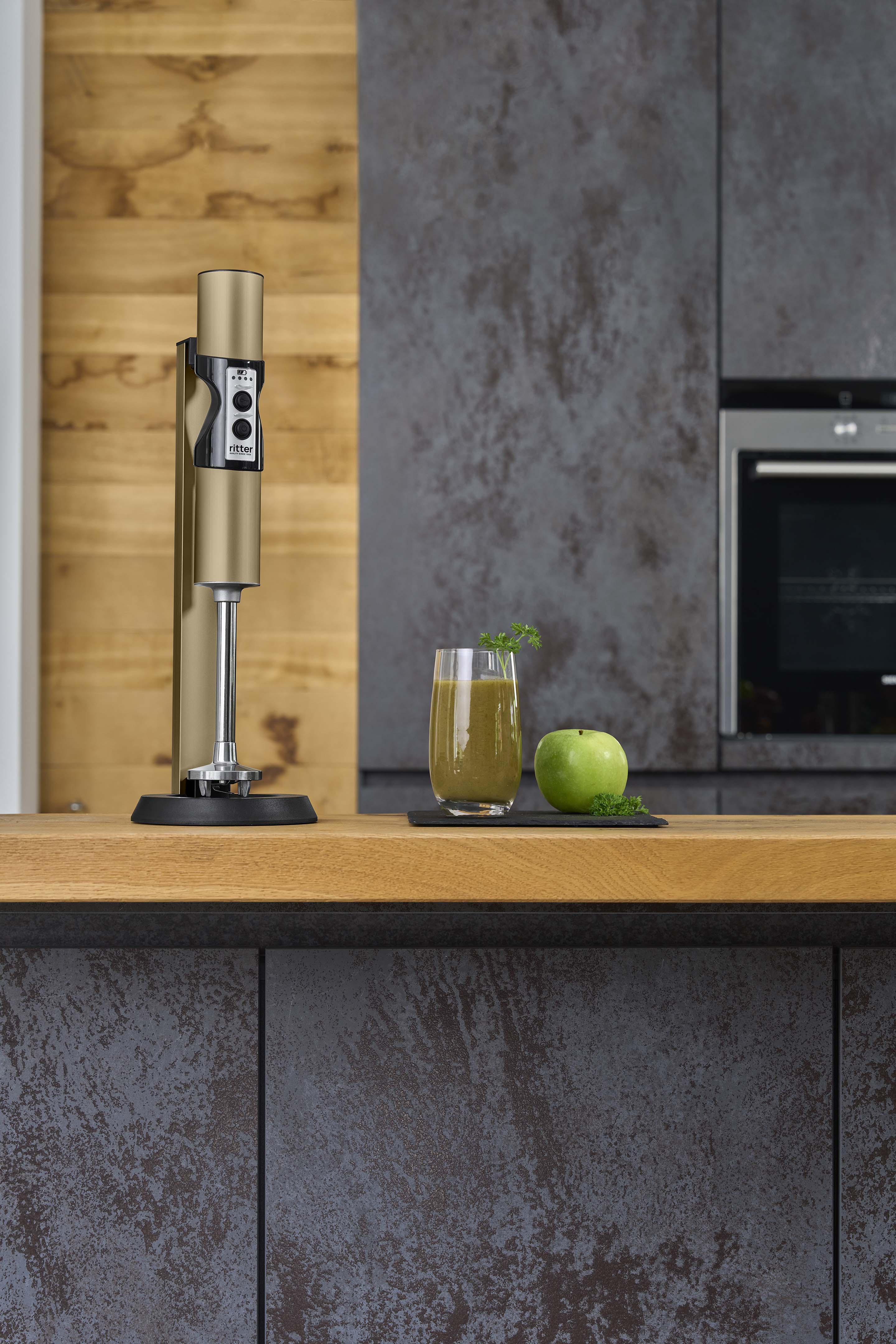 Elektrischer Stabmixer in moderner Küche