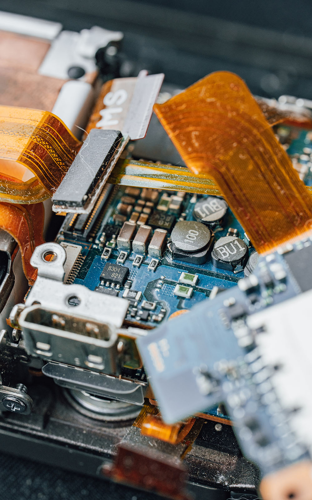 Elektronische Bauteile und Leiterplatten auf einer technischen Arbeitsfläche.