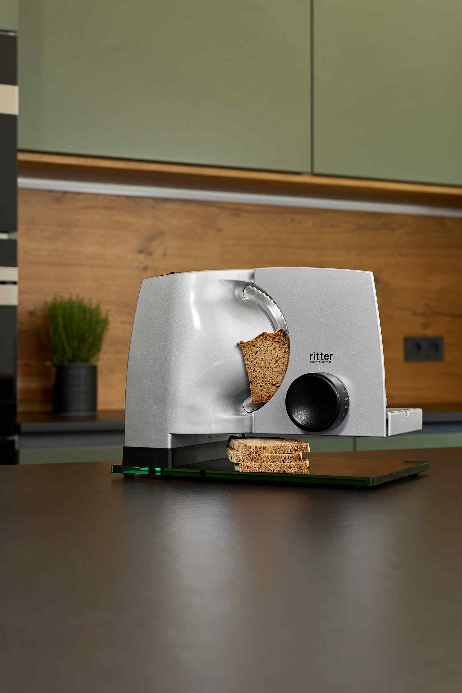 Elektrischer Allesschneider mit geschnittenem Brot, in moderner Küche