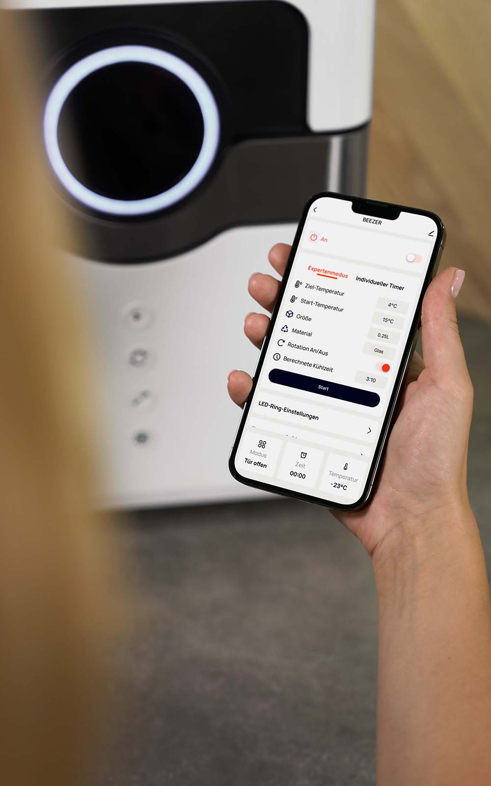 Ein Bild, das ein Handy zeigt, welches die BEEZER Connect App benutzt. Ein Bild, das ein Handy zeigt, welches die BEEZER Connect App benutzt.