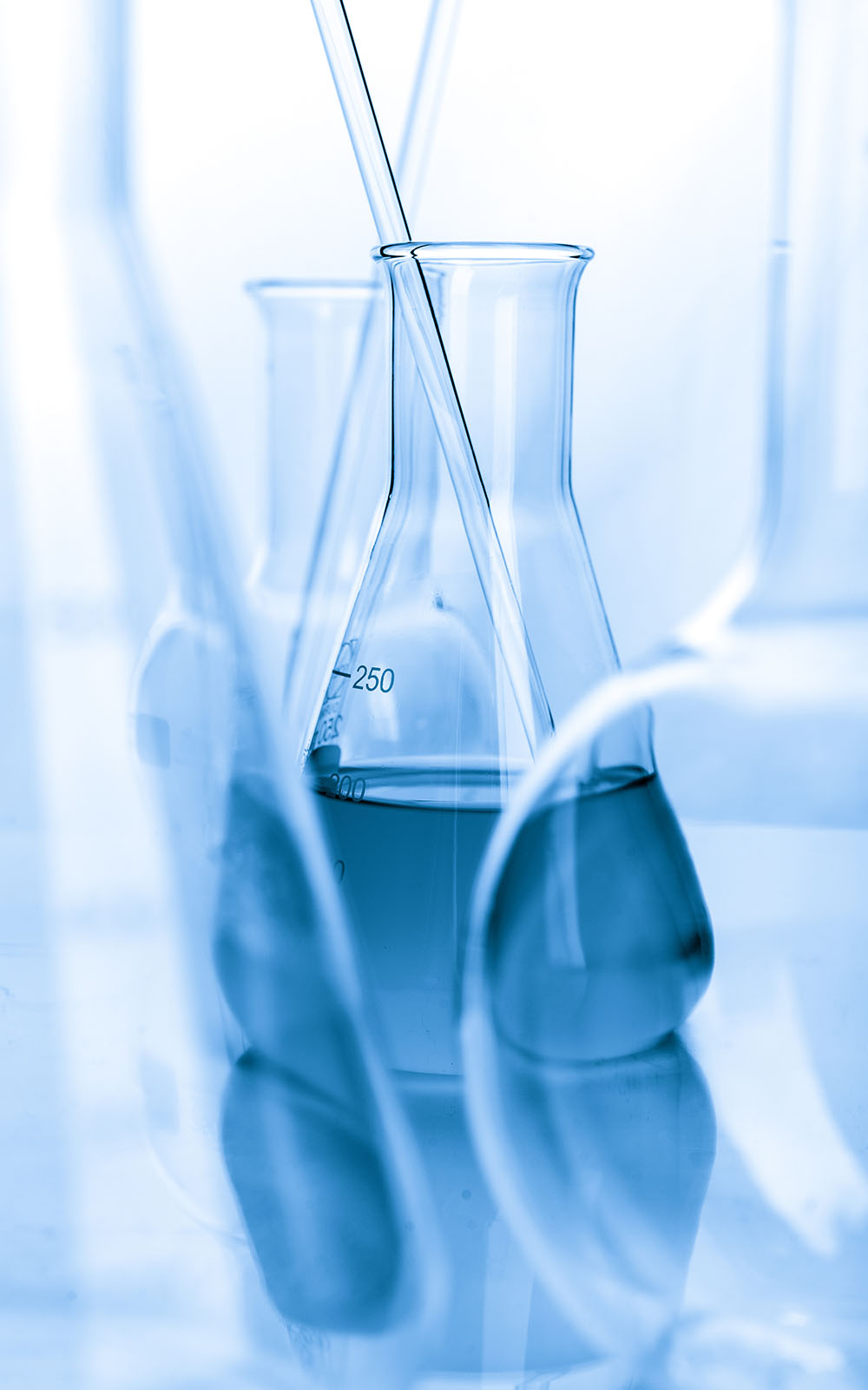 Blaue Laborgefäße und Glasgeräte vor hellem Hintergrund.