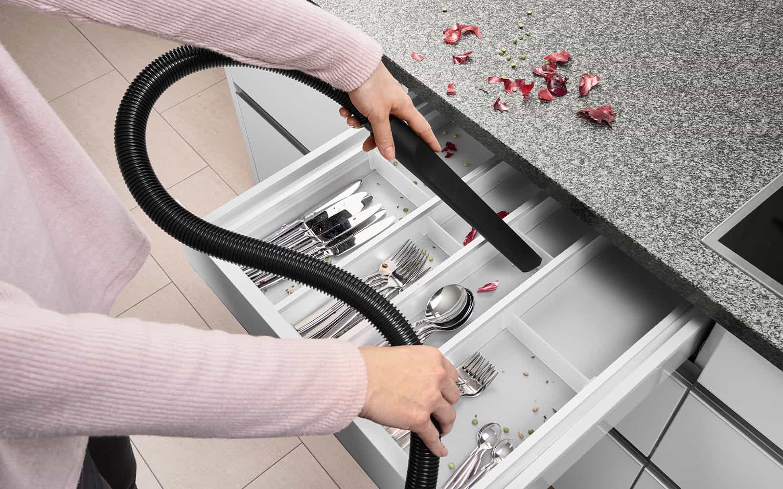 Accessory kit for built-in vacuum cleaner