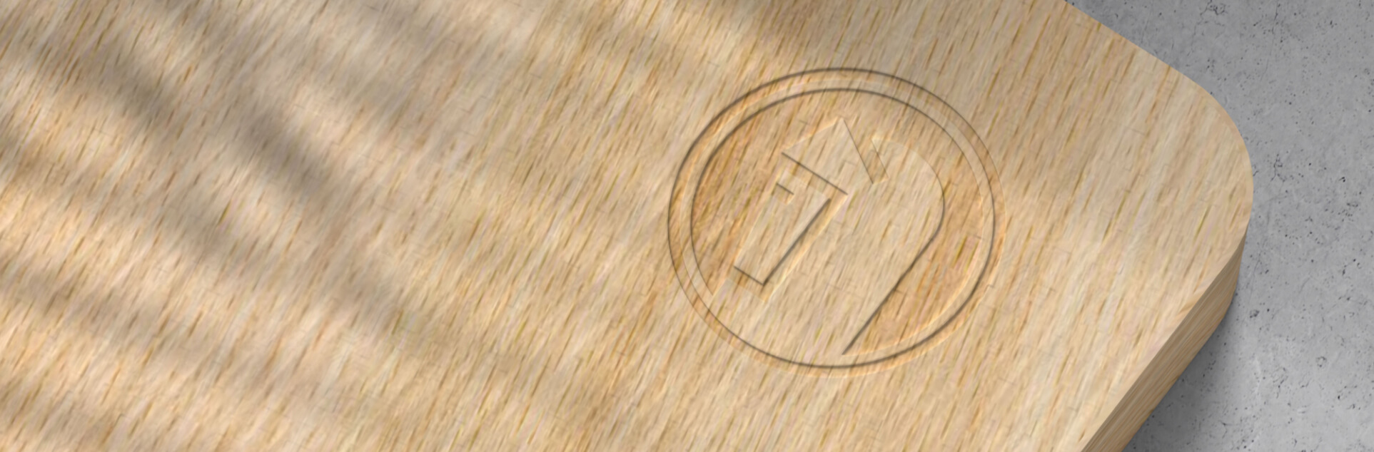 Ein Bild von einem Holzbrett mit einem Ritterkopf, der in das Holzbrett integriert ist, in der Ecke.