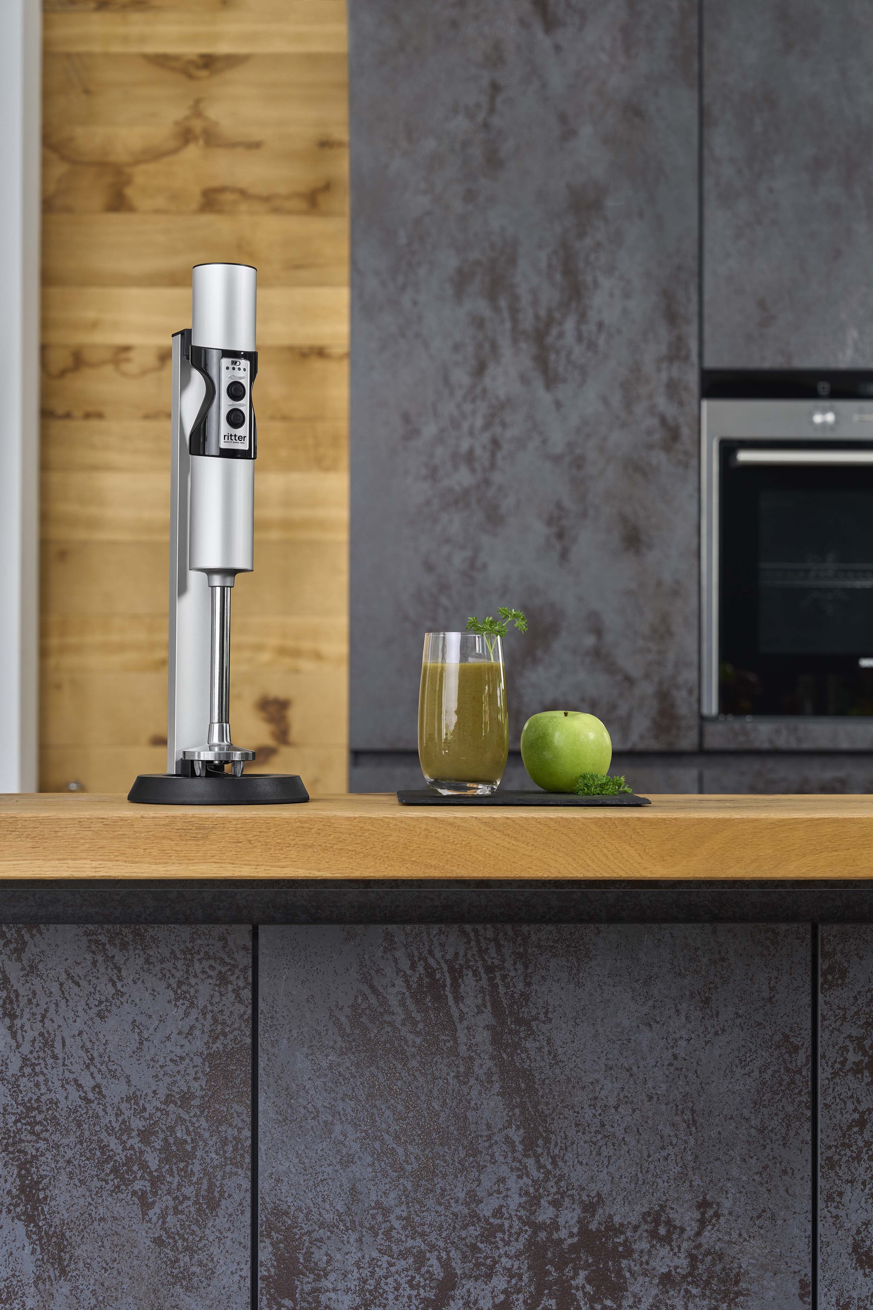 Elektrischer Stabmixer in moderner Küche