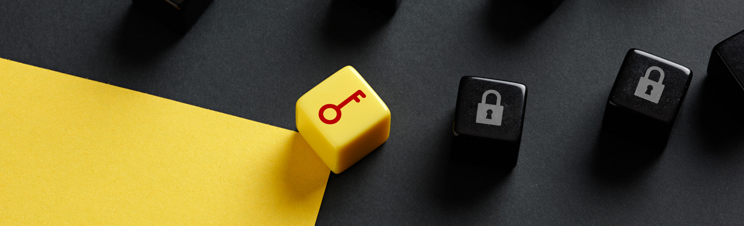 TOP Kundenkommunikation Cube with locks and a yellow cube with a key