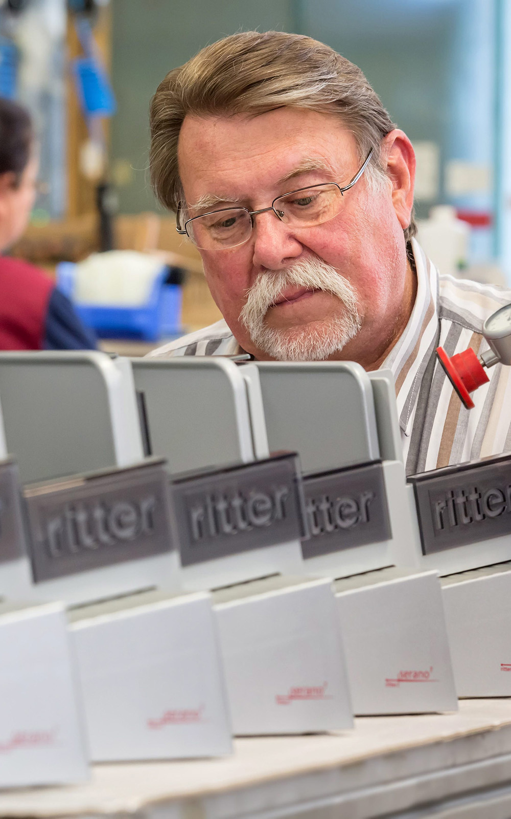 Ein Bild eines Mannes der Allesschneider zusammen baut. Ein Bild eines Mannes der Allesschneider zusammen baut.