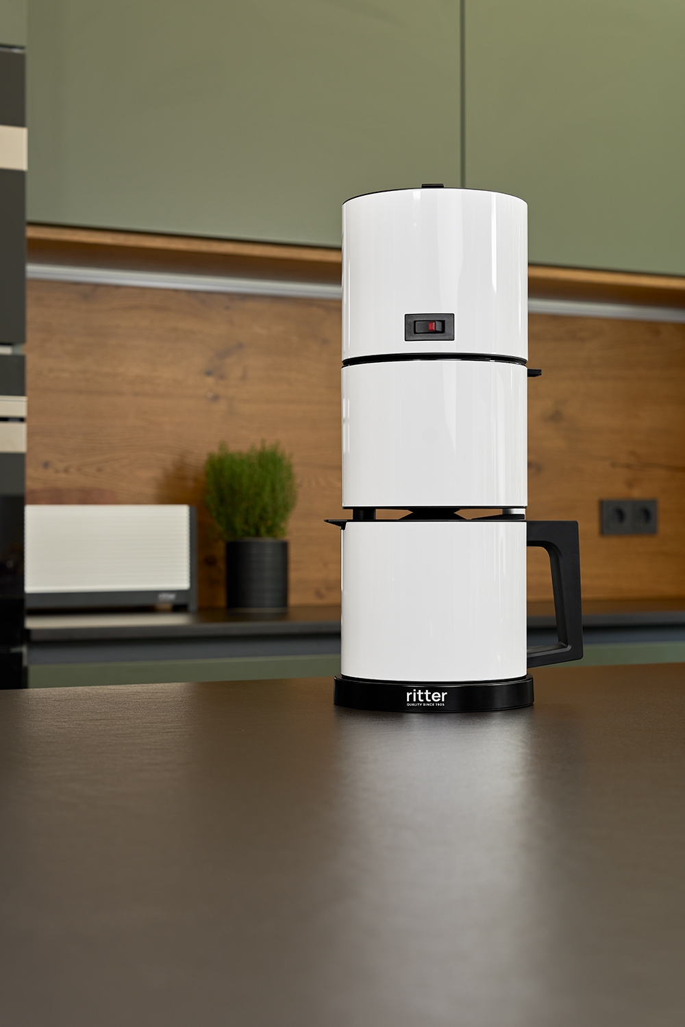 Kaffeemaschine in moderner Küche
