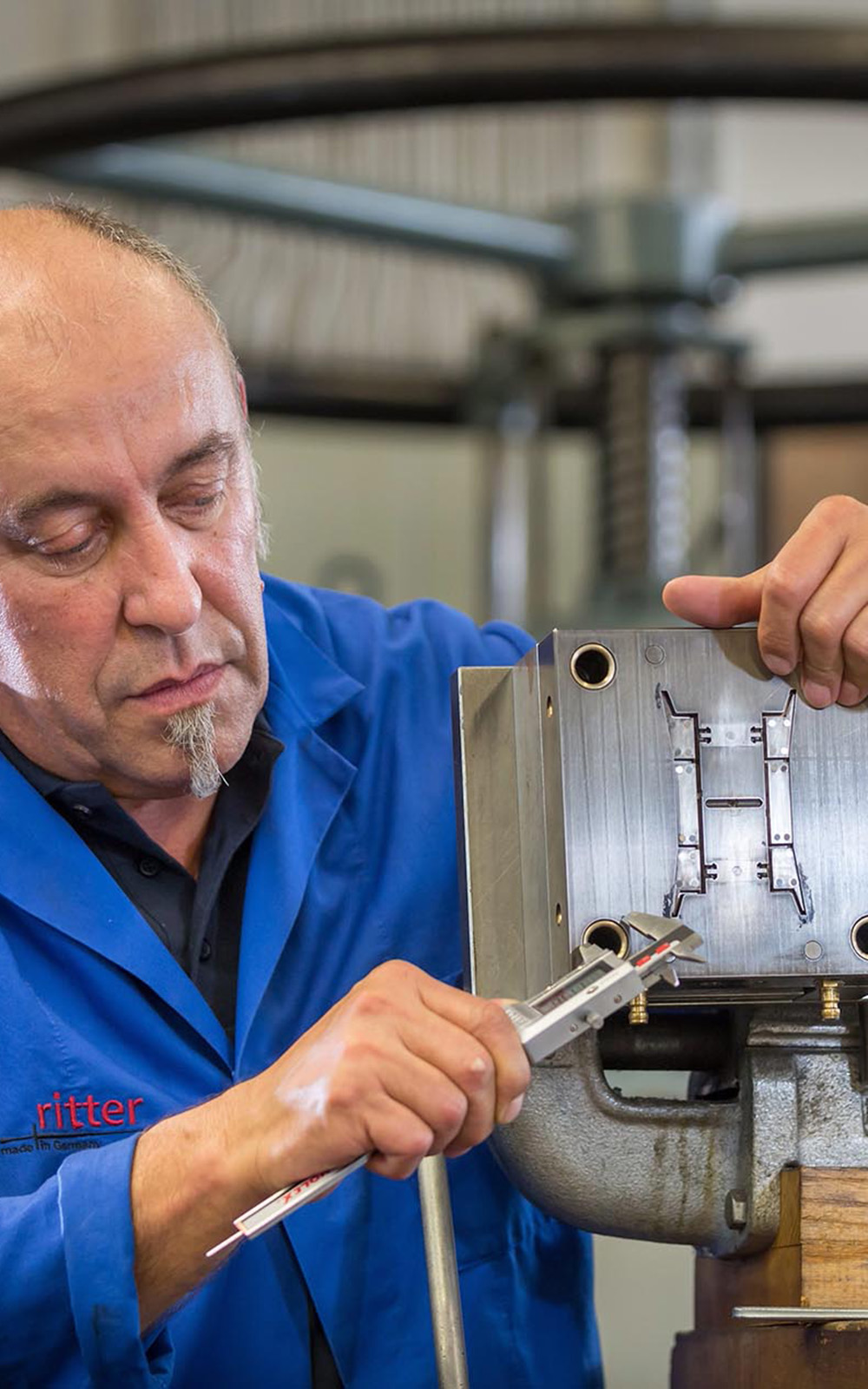 Ein Bild von einem Mann der an einer Maschine arbeitet. Ein Bild von einem Mann der an einer Maschine arbeitet.