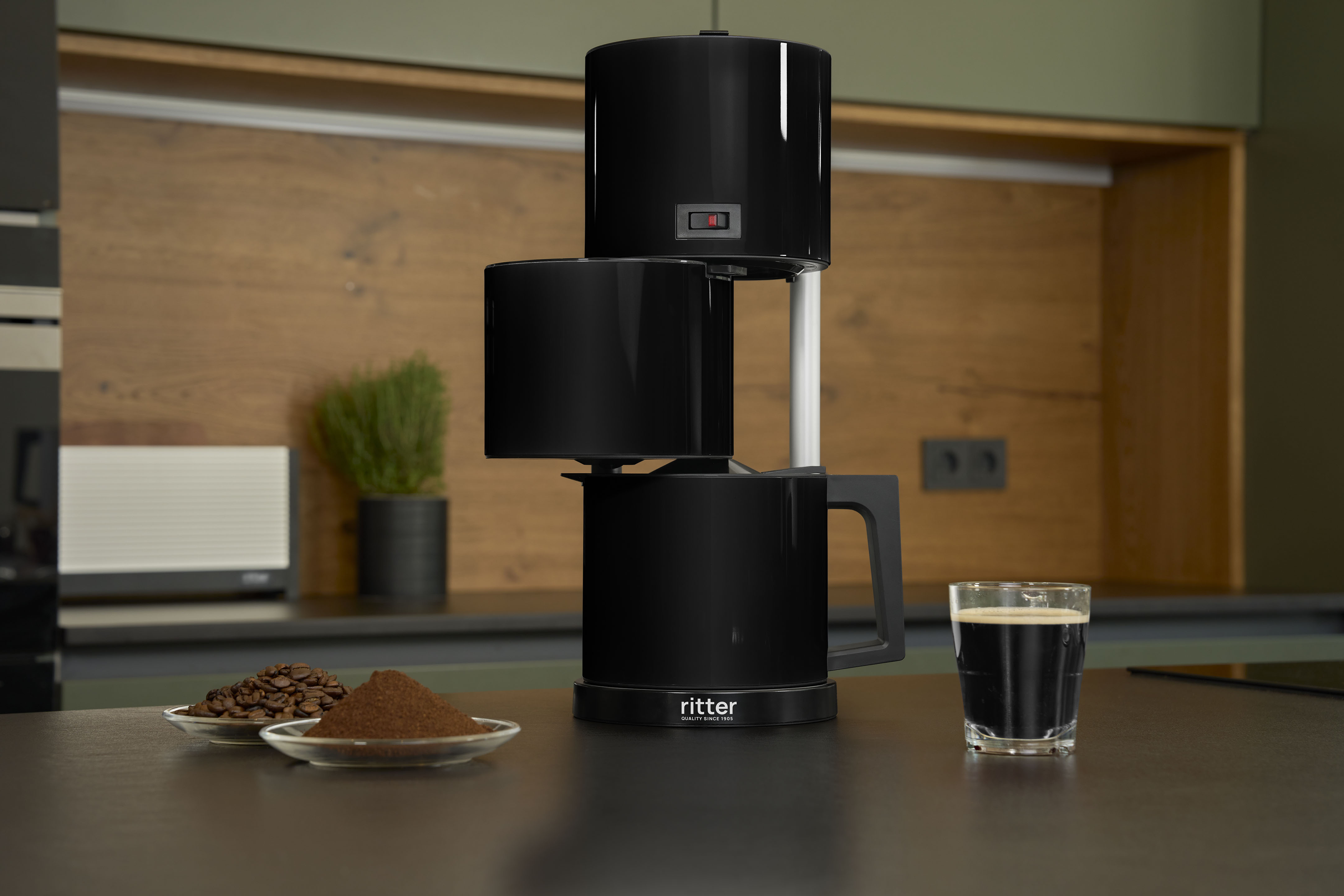 Kaffeemaschine in moderner Küche