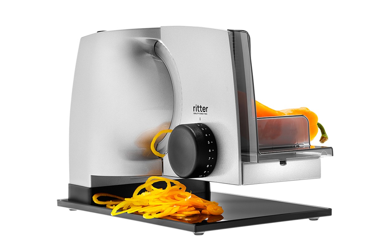 Elektrischer Allesschneider in silber, schräge Ansicht mit Schneidgut