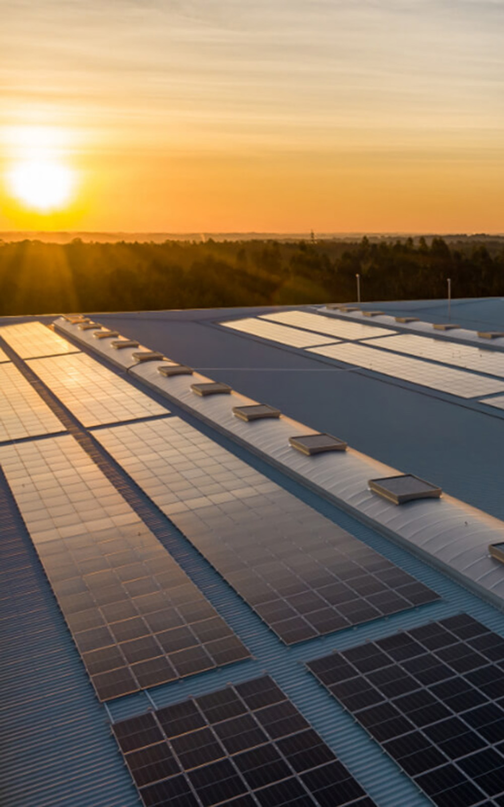 Ein Bild von einem Dach mit Solarplatten auf die die Sonne scheint. Ein Bild von einem Dach mit Solarplatten auf die die Sonne scheint.