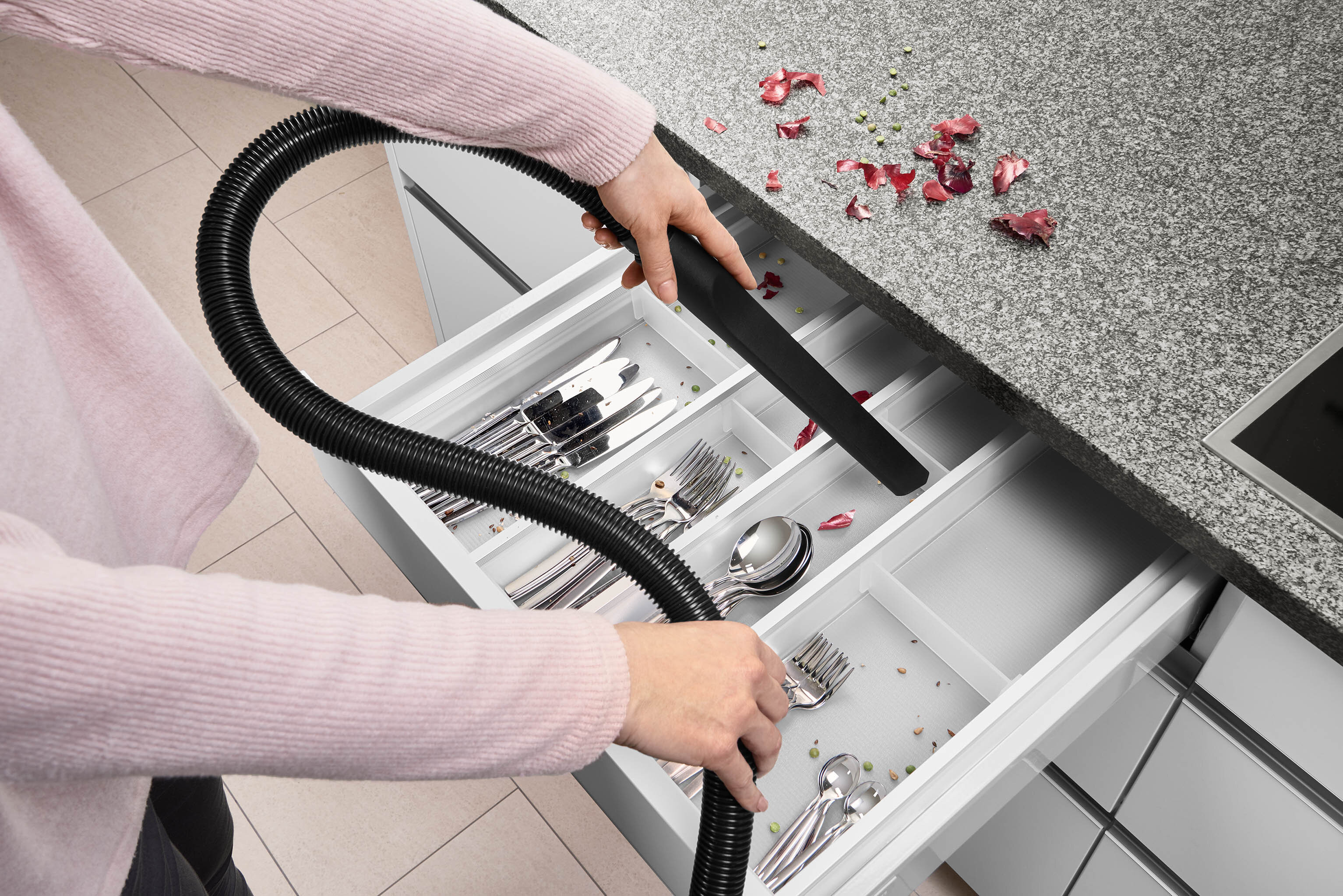 Einbau-Sockelsauger Zubehör in moderner Küche