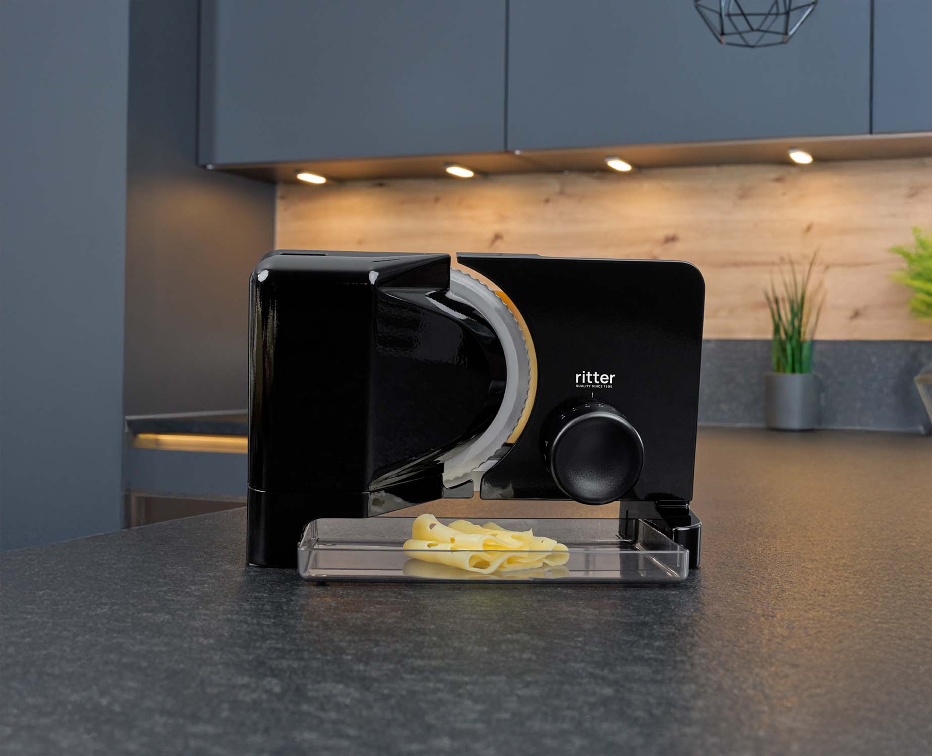 Elektrischer Allesschneider mit geschnittenem Käse, in moderner Küche
