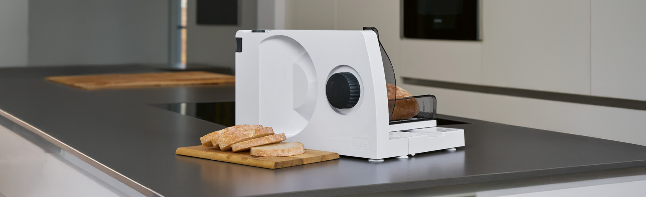 Elektrischer Allesschneider in Küche